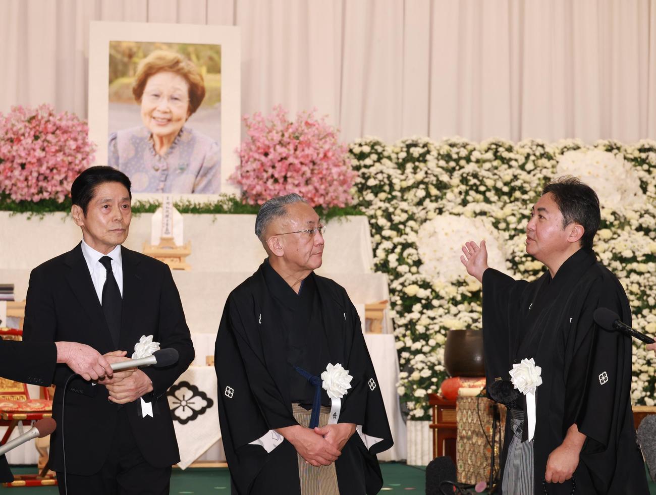 海老名香葉子さんとの思い出を語る、左から峰竜太、林家正蔵、林家三平（撮影・中島郁夫）