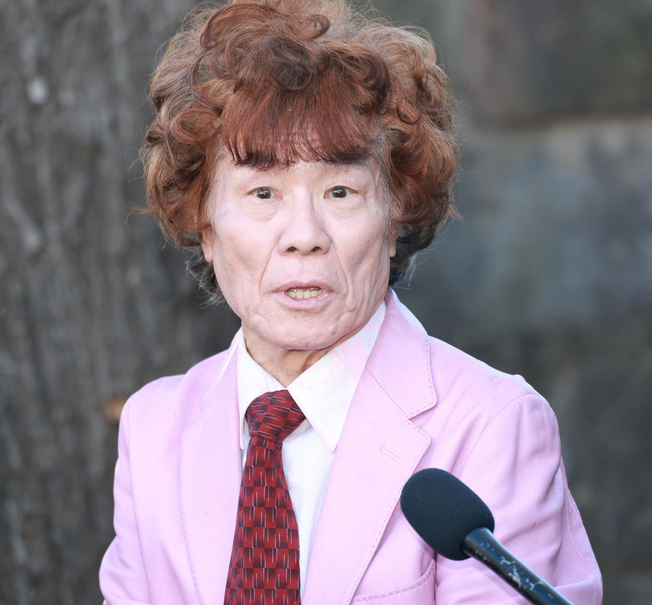 海老名香葉子さんとの思い出を語る林家ペー（撮影・中島郁夫）