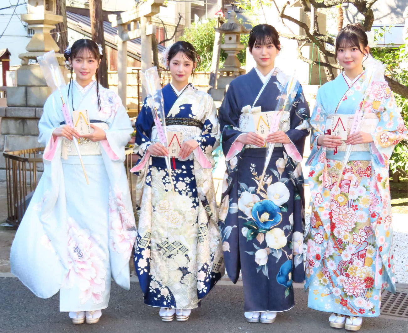 気象神社で成人式と晴天祈願を行った、左から須永心海、吉本此那、柳堀花怜、今井優希