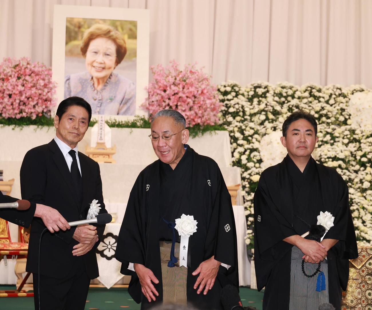 海老名香葉子さんとの思い出を語る、左から峰竜太、林家正蔵、林家三平（撮影・中島郁夫）
