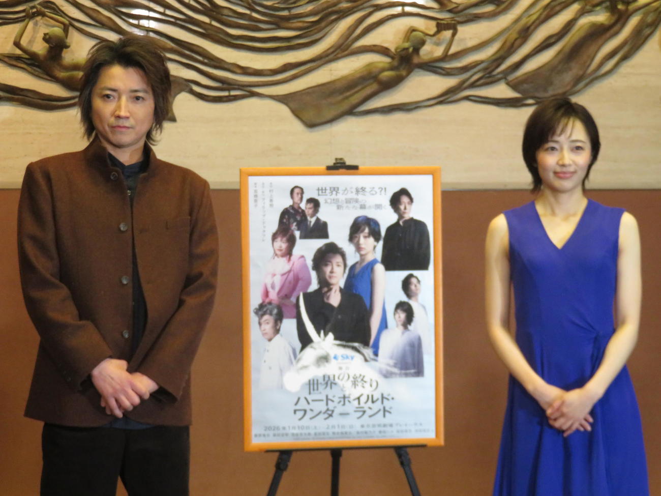 舞台「世界の終りとハードボイルド・ワンダーランド」の囲み取材に臨んだ藤原竜也（左）と森田望智