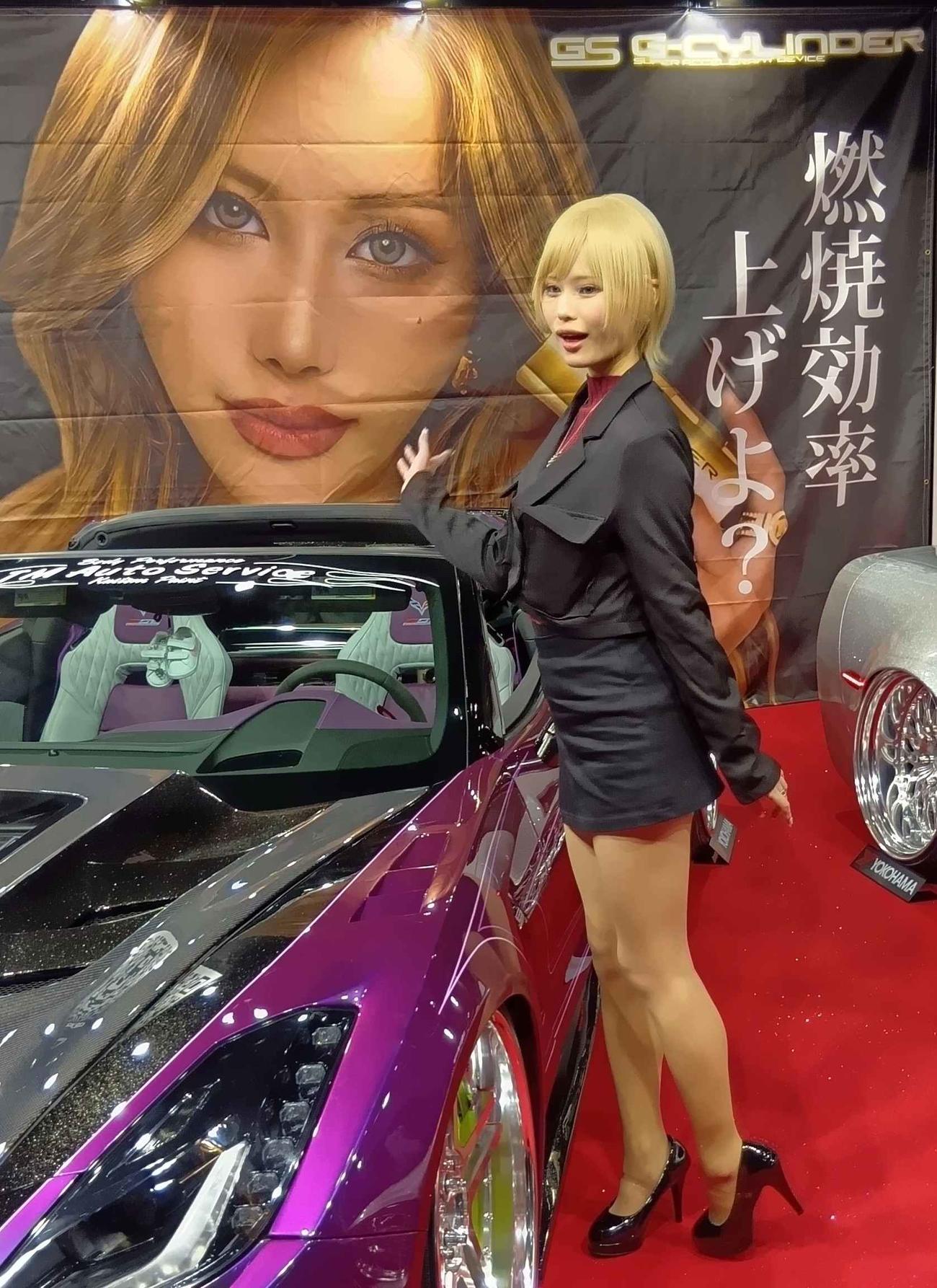 東京オートサロンのG－CYLINDERブースのコンパニオン