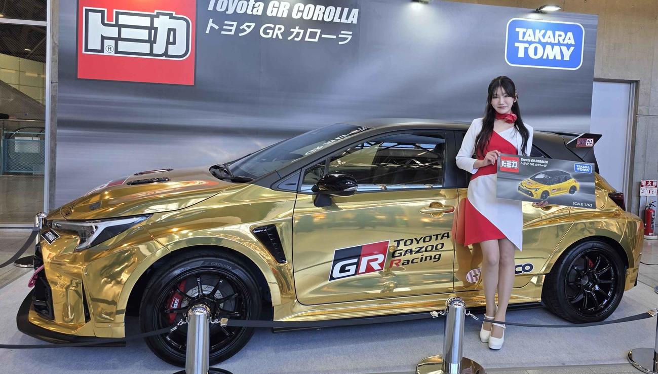 東京オートサロンのトミカブースには黄金のトヨタGRカローラが