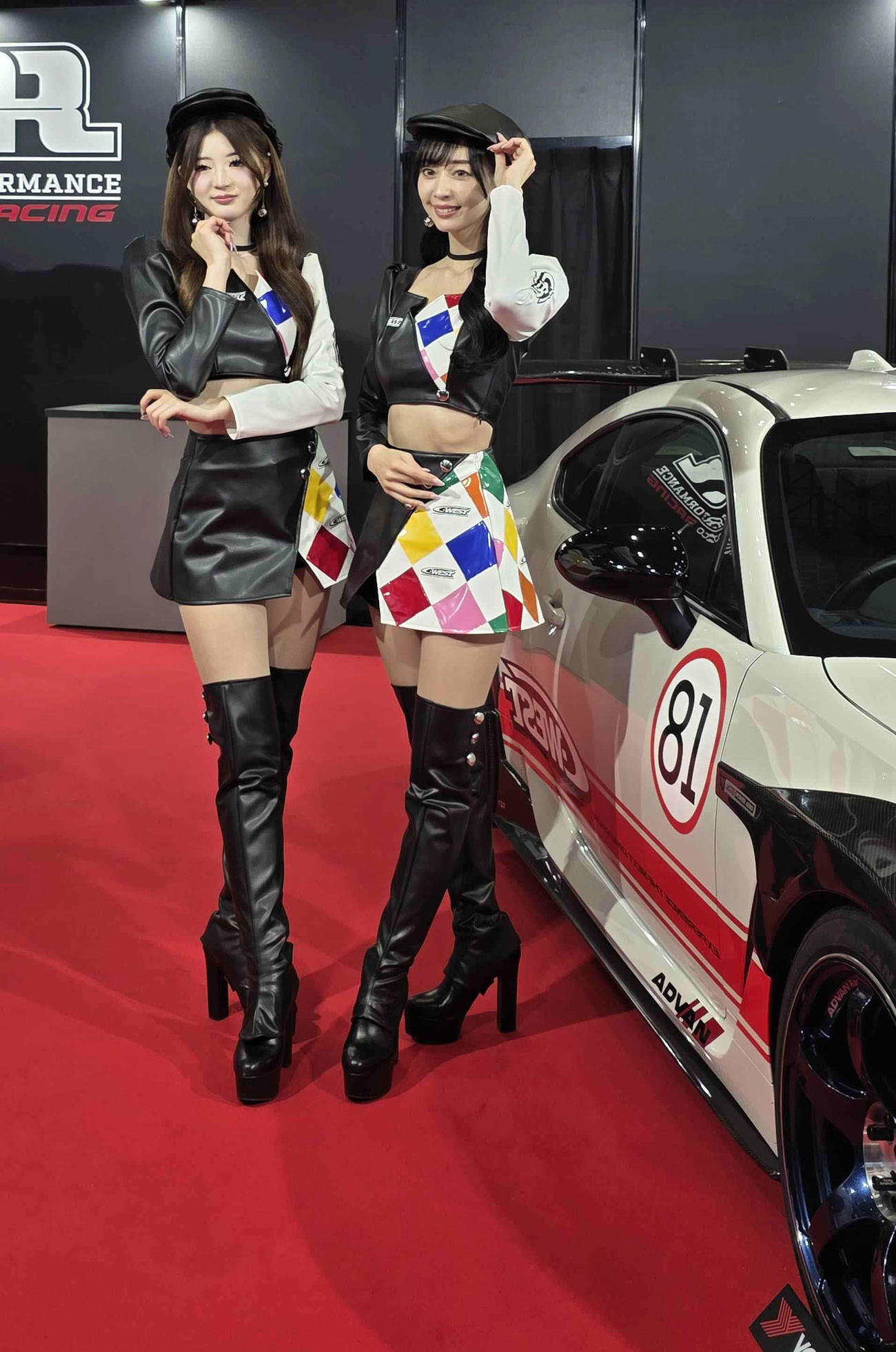 東京オートサロンのC－WESTブースのコンパニオン