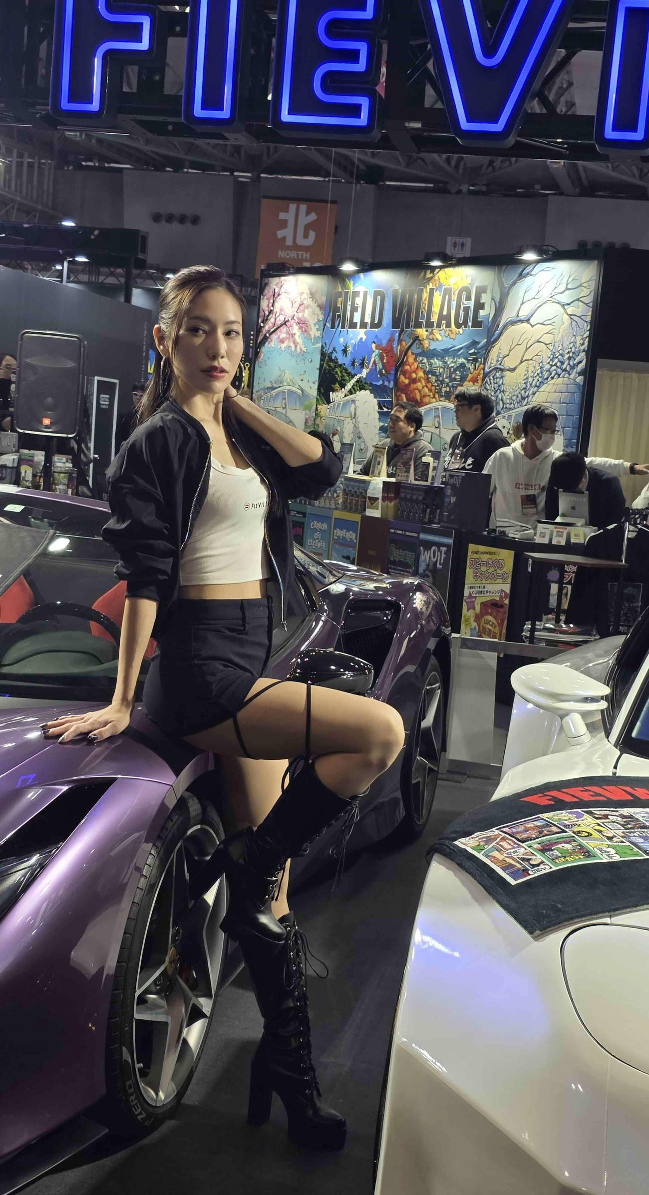 東京オートサロンのFIEVILLE／CARLASブースのコンパニオン