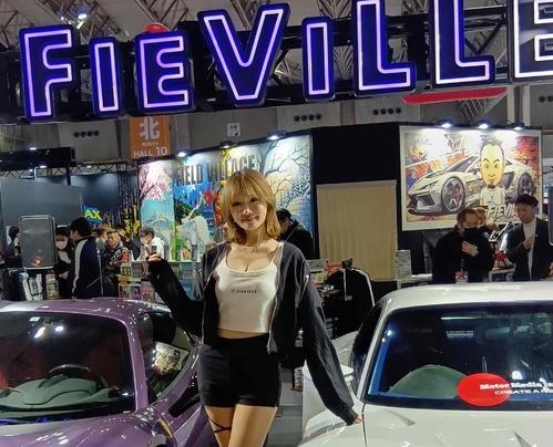 東京オートサロンのFIEVILLE／CARLASブースのコンパニオン