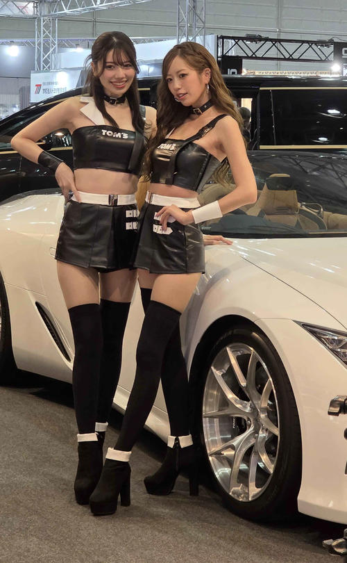 東京オートサロンのTOM’Sブースのコンパニオン