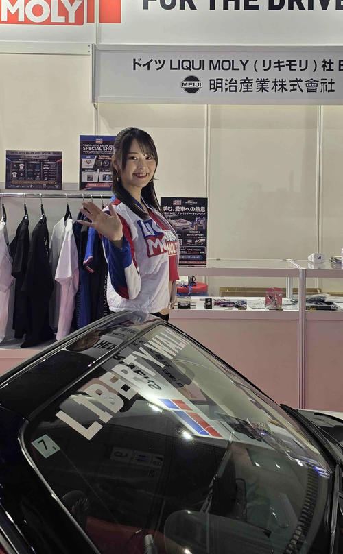 東京オートサロンのLIQUI MOLYブースのコンパニオン