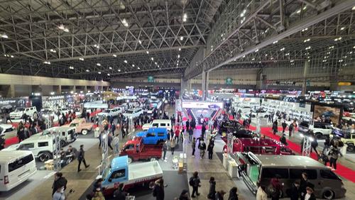 人で賑わう東京オートサロン会場