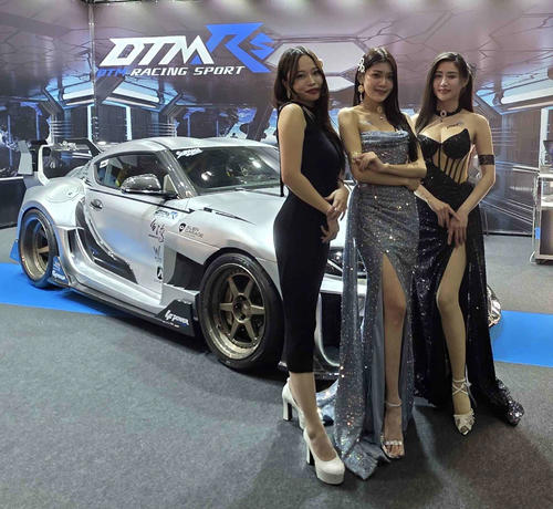 東京オートサロンのDTMRSブースのコンパニオン
