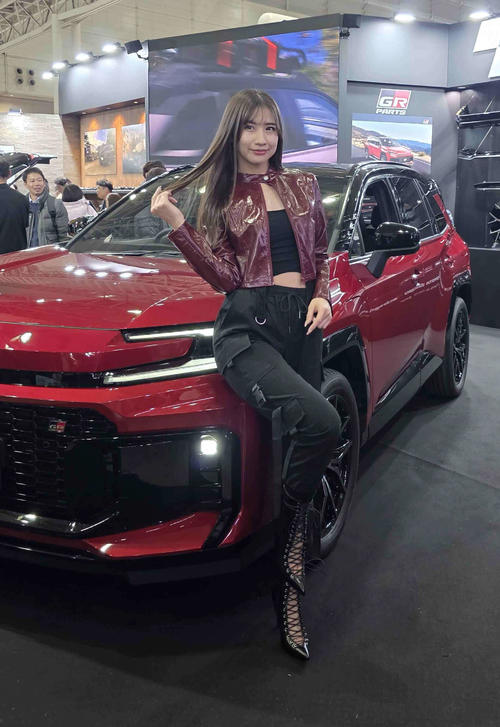 東京オートサロンのTGRブースのコンパニオン
