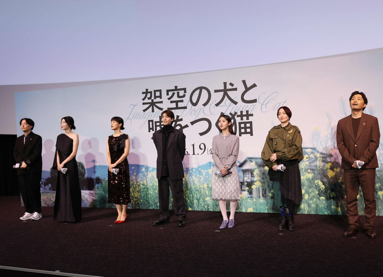 初日舞台あいさつに登壇した、左から森ガキ侑大監督、向里祐香、深川麻衣、高杉真宙、伊藤万理華、安藤祐子、安田顕（撮影・増田悦実）