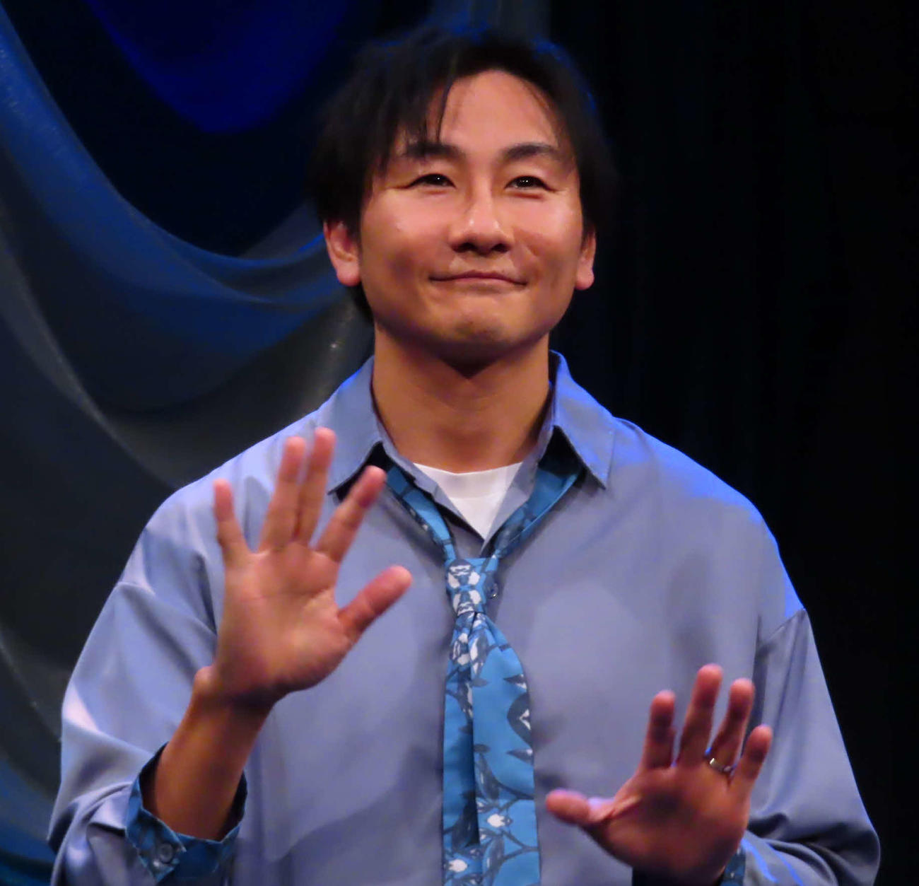 舞台「LIFE－海の家の物語－」囲み取材に出席したクレイ勇輝。左手の薬指には指輪がキラリ