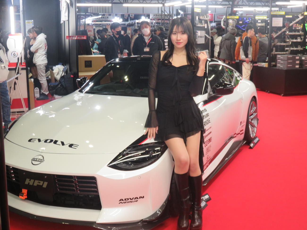 千葉・幕張メッセで開幕した東京オートサロンに展示されたマシンに寄り添う美女