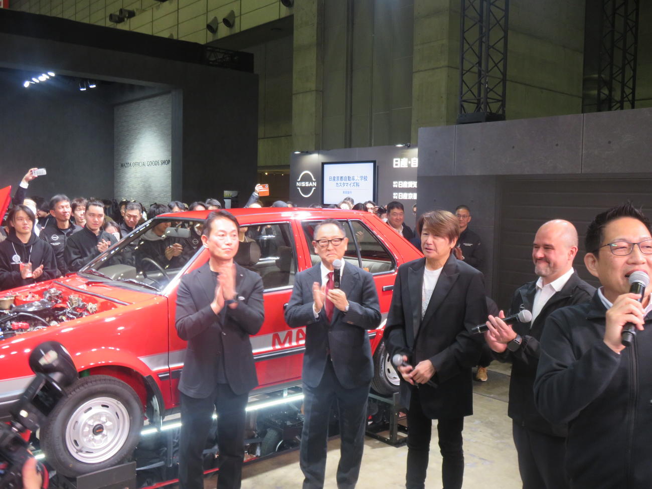 千葉・幕張メッセの東京オートサロンの日産ブースに登場した、左から渡辺康治ホンダ・レーシング社長、豊田章男トヨタ自動車会長、近藤真彦、イヴァン・エスピノーサ日産CEO