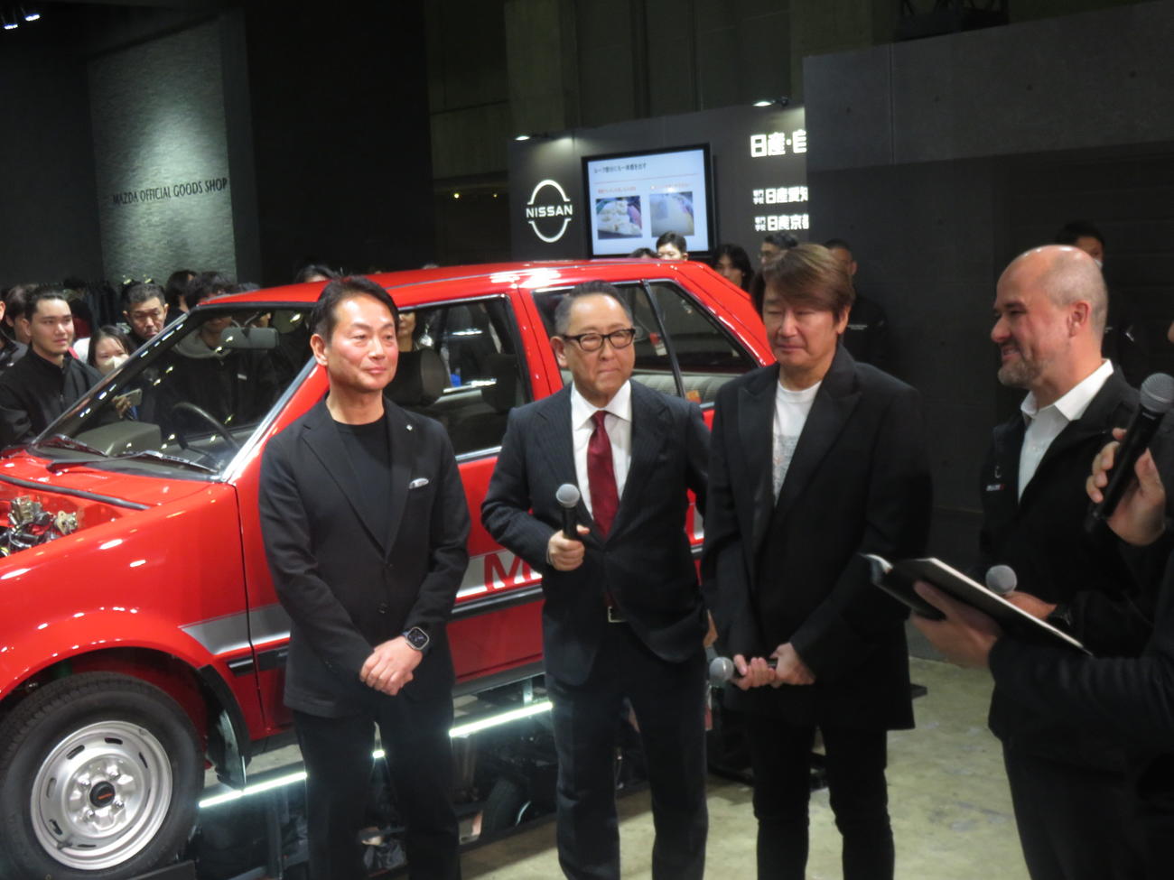 千葉・幕張メッセの東京オートサロンの日産ブースに登場した、左から渡辺康治ホンダ・レーシング社長、豊田章男トヨタ自動車会長、近藤真彦、イヴァン・エスピノーサ日産CEO