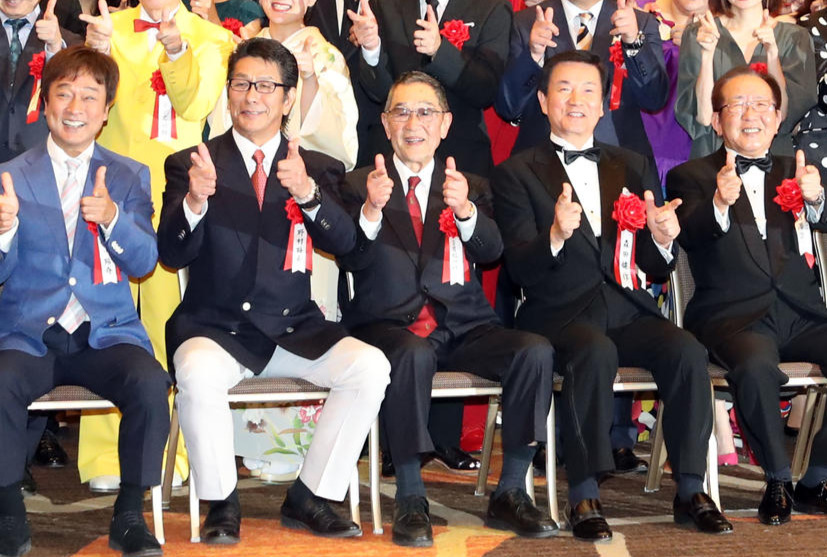 サンミュージックのグループ創立50周年式典で「ゲッツ」のポーズで記念撮影をする太川陽介、野村将希、福田時雄名誉顧問、森田健作、相沢正久社長（2018年11月撮影）