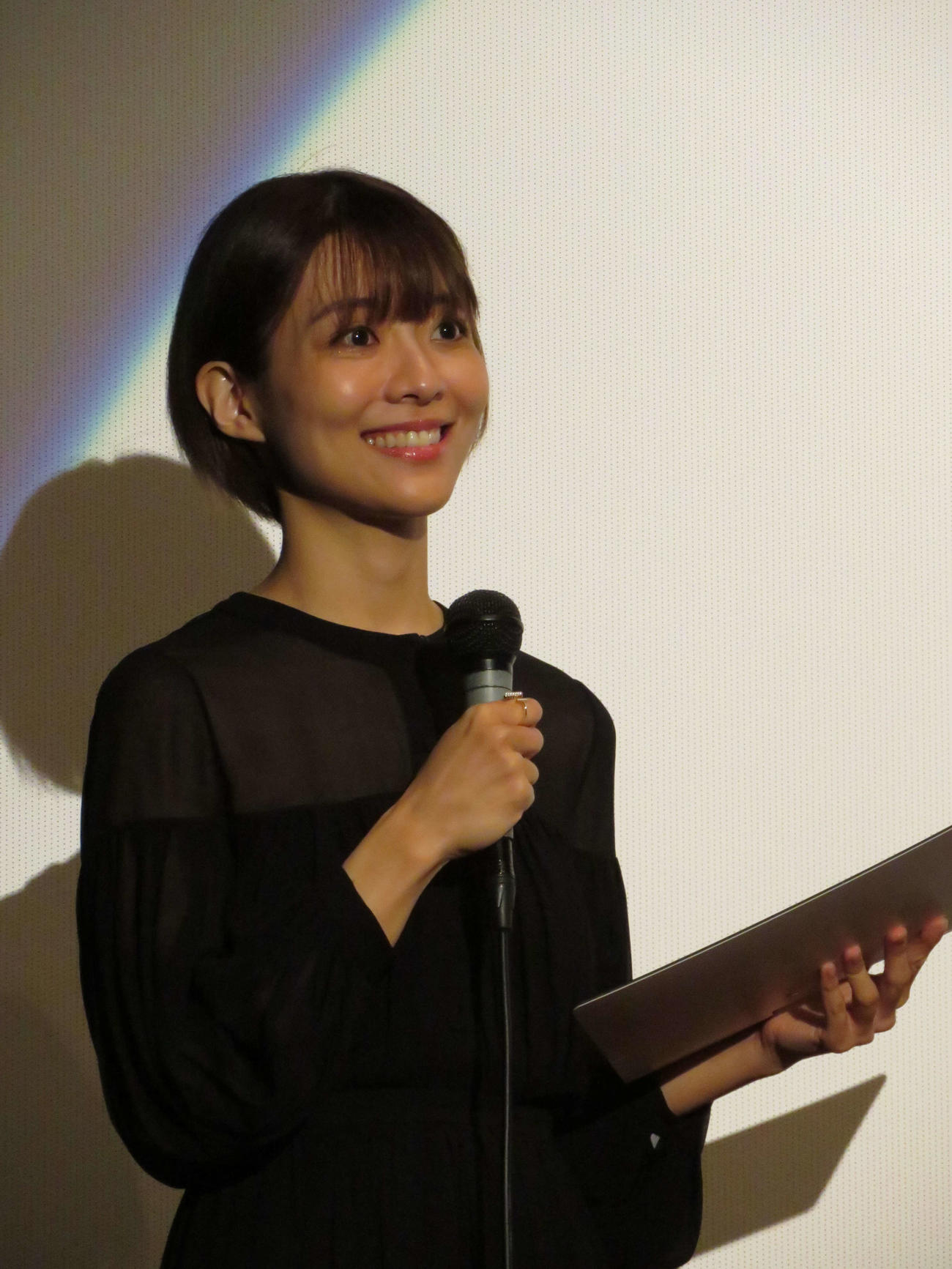映画「津田寛治に撮休はない」新春先行上映舞台あいさつに登壇した中村祐美子（撮影・村上幸将）