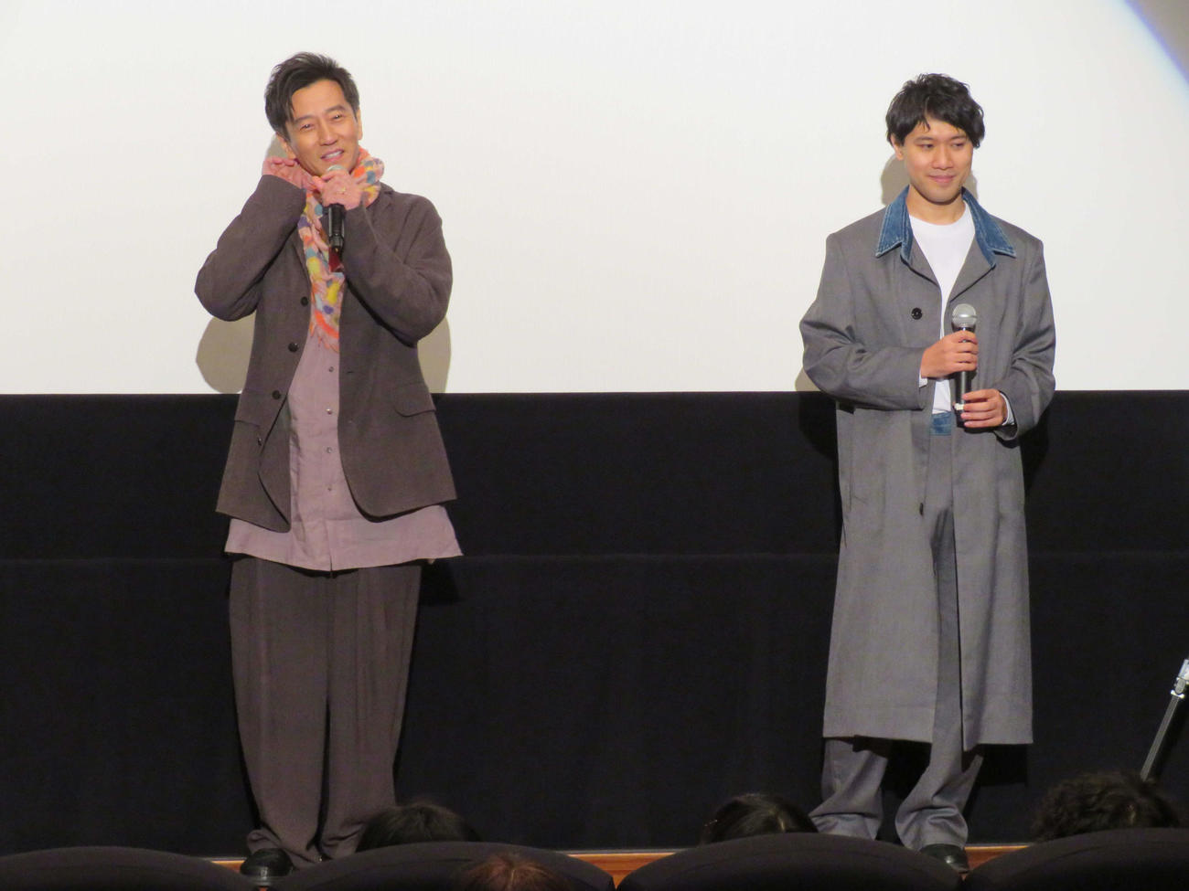 映画「津田寛治に撮休はない」新春先行上映舞台あいさつに登壇した津田寛治（左）と萱野孝幸監督（撮影・村上幸将）