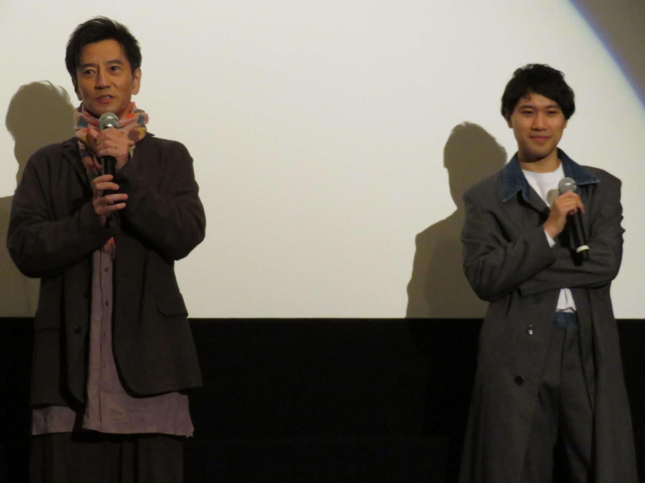 映画「津田寛治に撮休はない」新春先行上映舞台あいさつに登壇した津田寛治（左）と萱野孝幸監督（撮影・村上幸将）