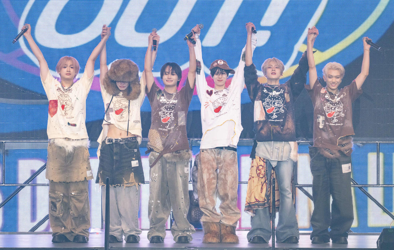初アリーナ単独公演を終えたDXTEEN（（C）UNIVERSALSIGMA／LAPONE ENTERTAINMENT　田中聖太郎写真事務所撮影）