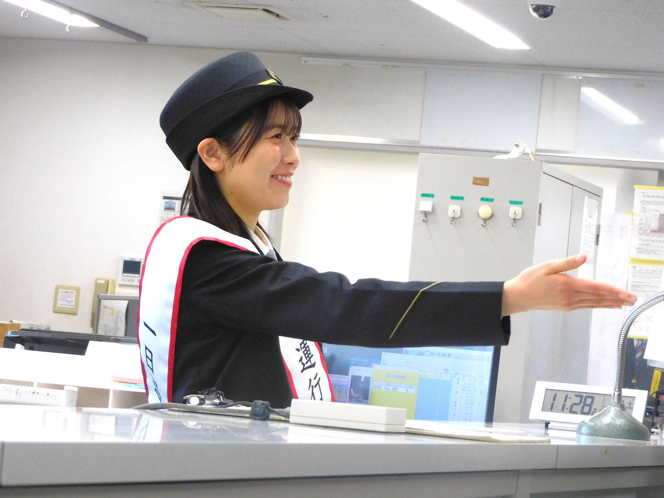 1日運行管理者に就任し、運転士を送り出す丹生明里（撮影・寺本吏輝）