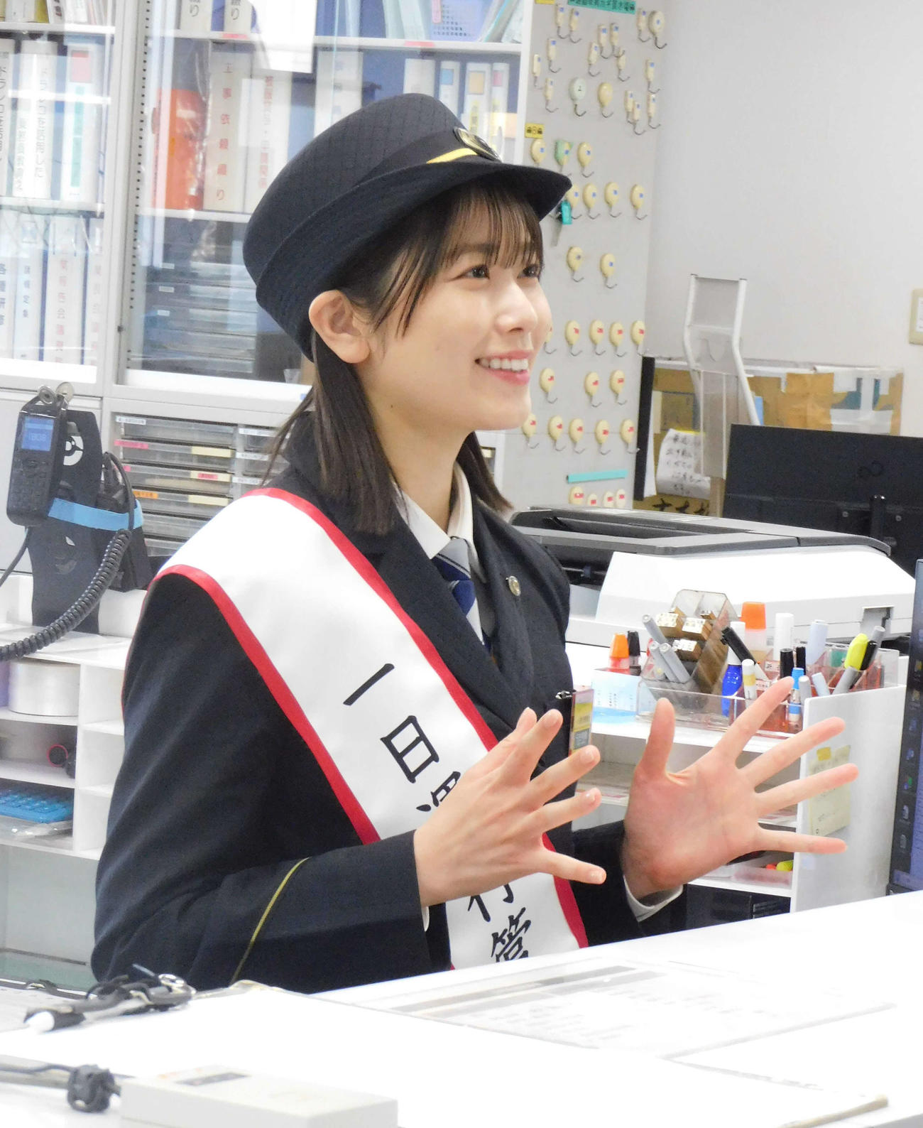 1日運行管理者に就任した丹生明里（撮影・寺本吏輝）