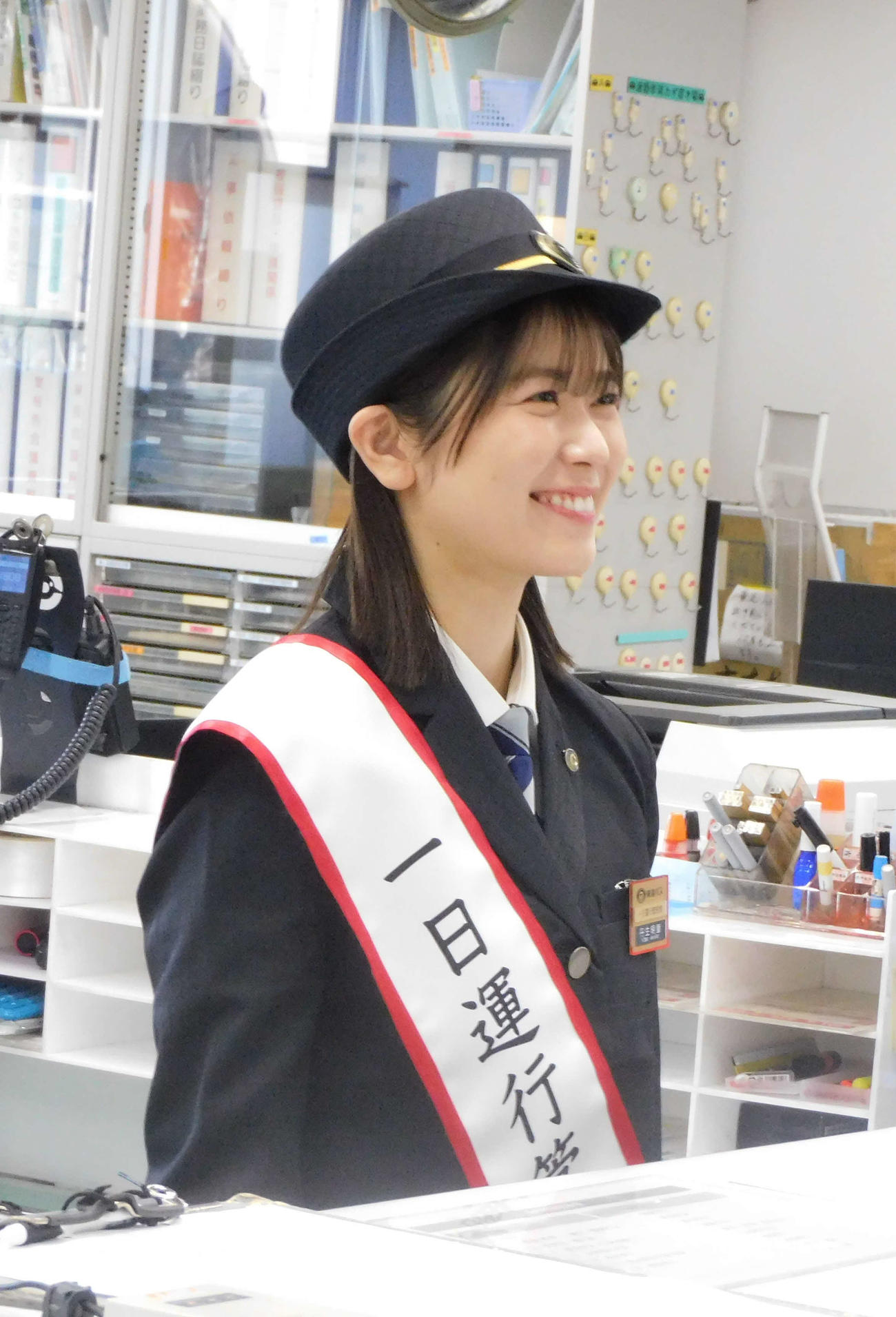 1日運行管理者に就任した丹生明里（撮影・寺本吏輝）