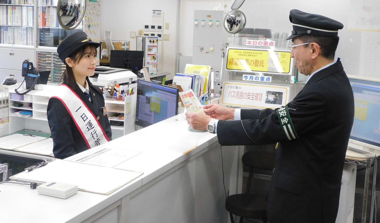 1日運行管理者に就任し点呼を行う丹生明里（撮影・寺本吏輝）