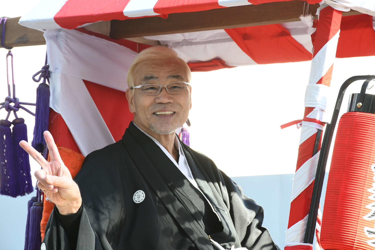 十日戎の宝恵（ほえ）かご行列に参加したオール巨人（撮影・阪口孝志）