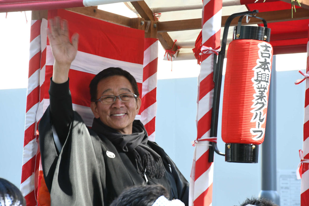 十日戎の宝恵（ほえ）かご行列に参加したオール阪神（撮影・阪口孝志）