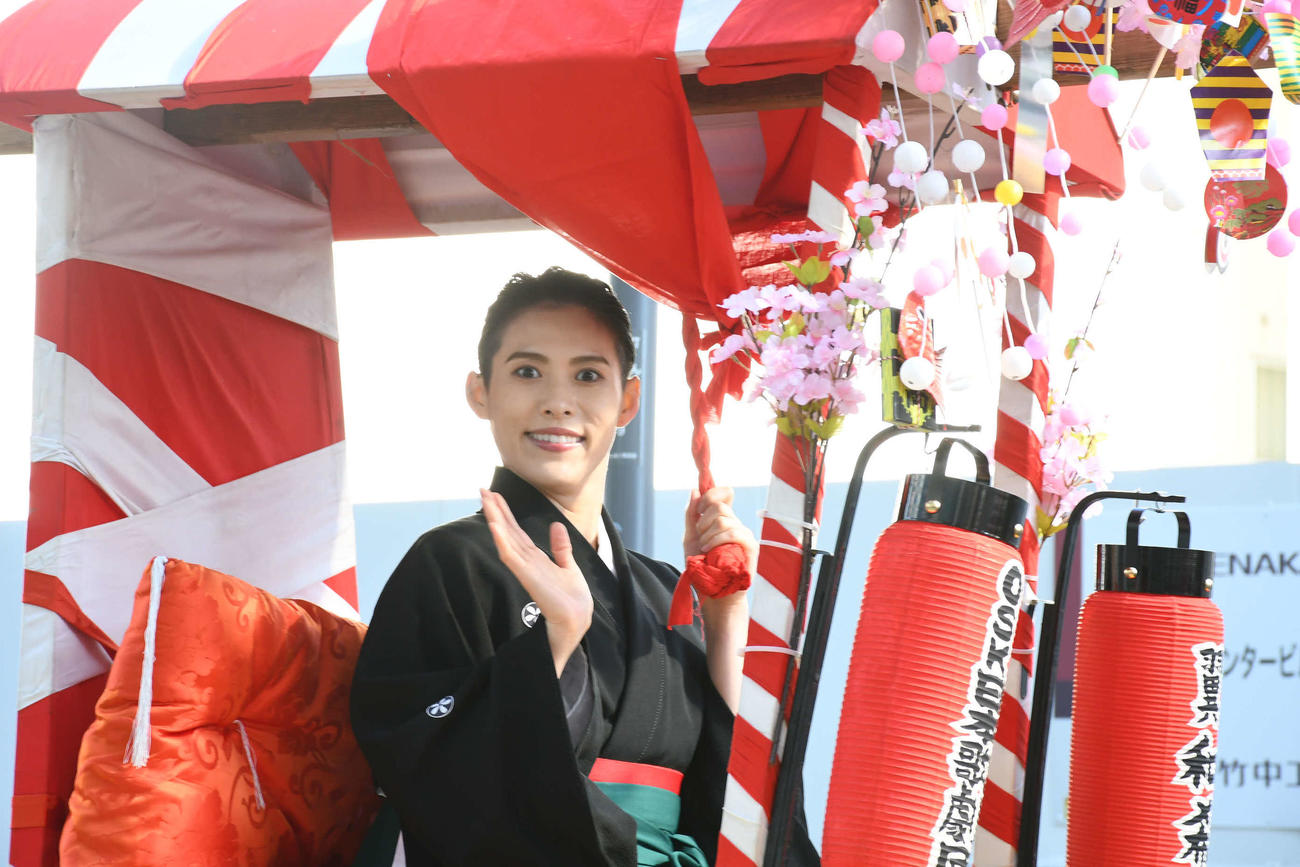 十日戎の宝恵（ほえ）かご行列に参加したOSK日本歌劇団トップスター翼和希（撮影・阪口孝志）