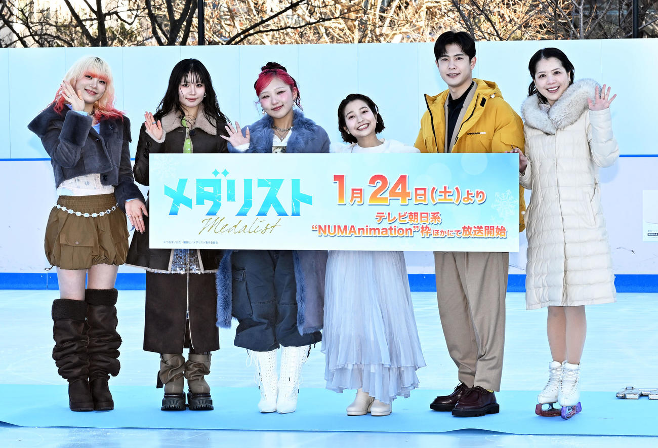 テレビアニメ「メダリスト」スケートリンクイベントに登場した、左からHANAのMAHINA、KOHARU、CHIKA、春瀬なつみ、大塚剛央、鈴木明子（撮影・千葉一成）