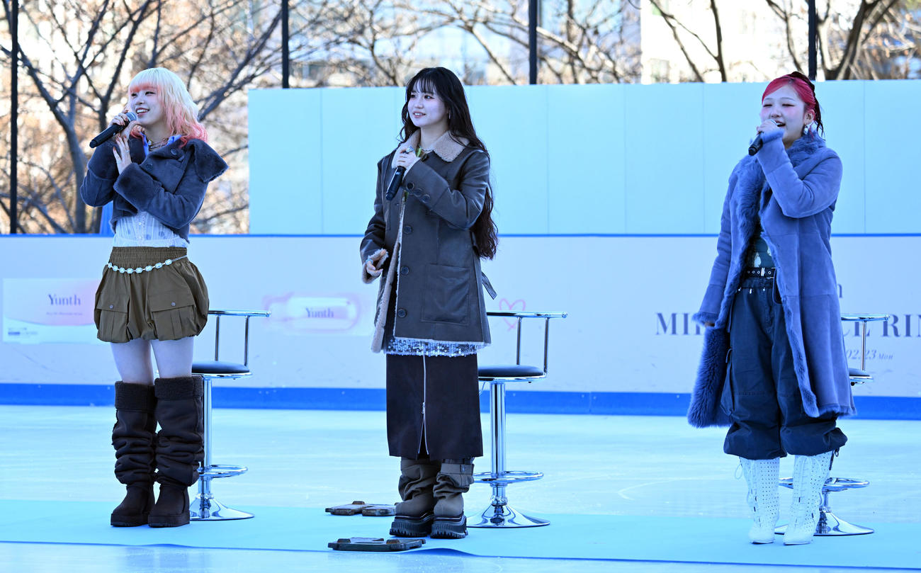 テレビアニメ「メダリスト」スケートリンクイベントに登場した、左からHANAのMAHINA、KOHARU、CHIKA（撮影・千葉一成）