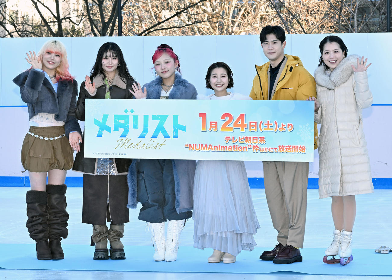 テレビアニメ「メダリスト」スケートリンクイベントに登場した、左からHANAのMAHINA、KOHARU、CHIKA、春瀬なつみ、大塚剛央、鈴木明子（撮影・千葉一成）