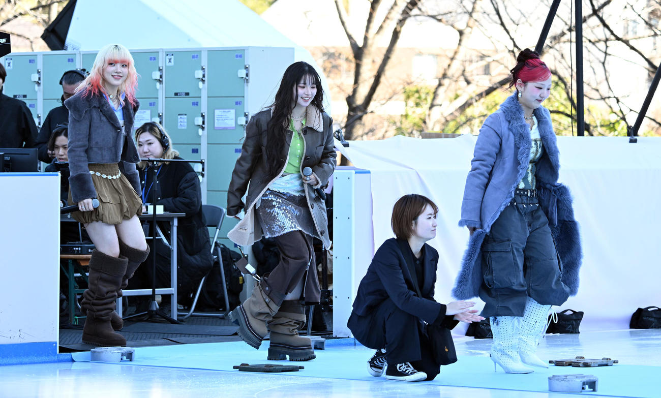 テレビアニメ「メダリスト」スケートリンクイベントに登場した、左からHANAのMAHINA、KOHARU、CHIKA（撮影・千葉一成）