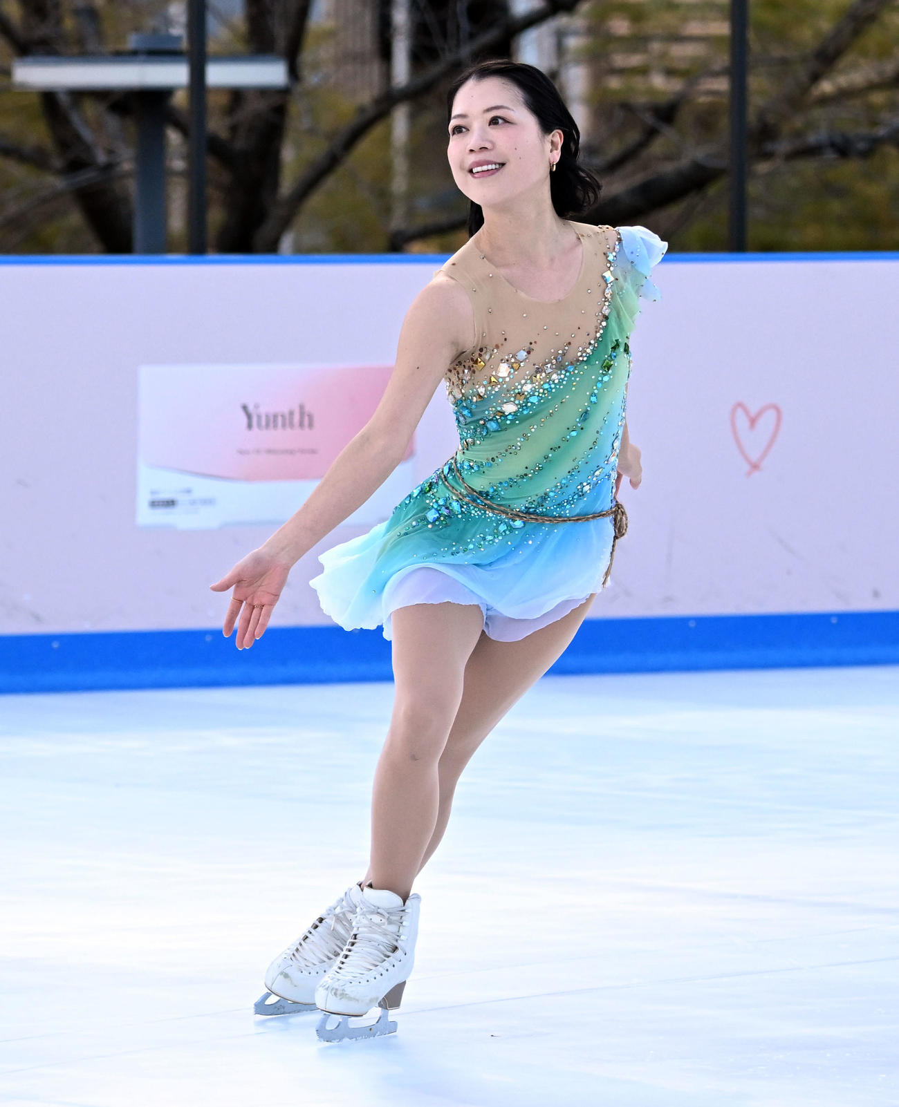 テレビアニメ「メダリスト」スケートリンクイベントでスペシャルスケートショーを披露する鈴木明子（撮影・千葉一成）