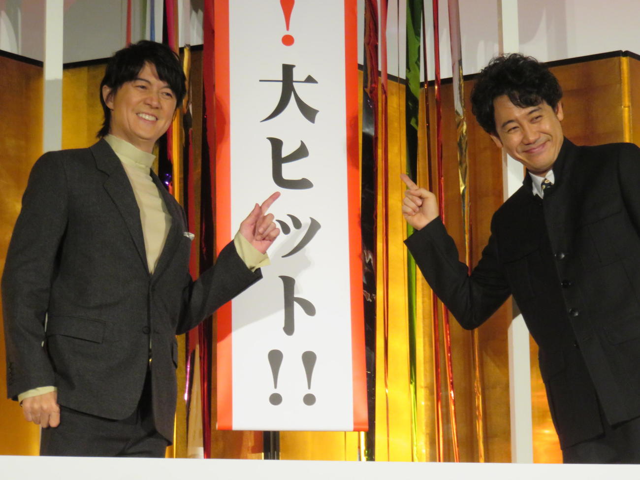 「映画ラストマン－FIRST LOVE－」新春ファースト舞台あいさつでくす玉を割った福山雅治（左）と大泉洋