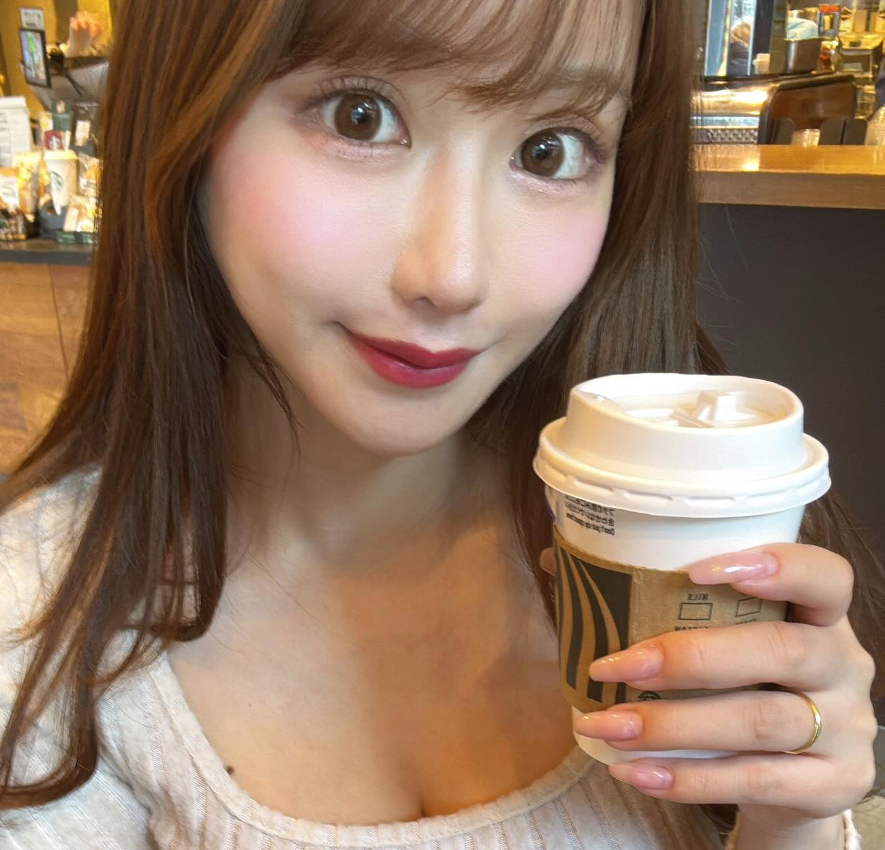 薬指に指輪が…（新田妃奈のインスタグラムから）