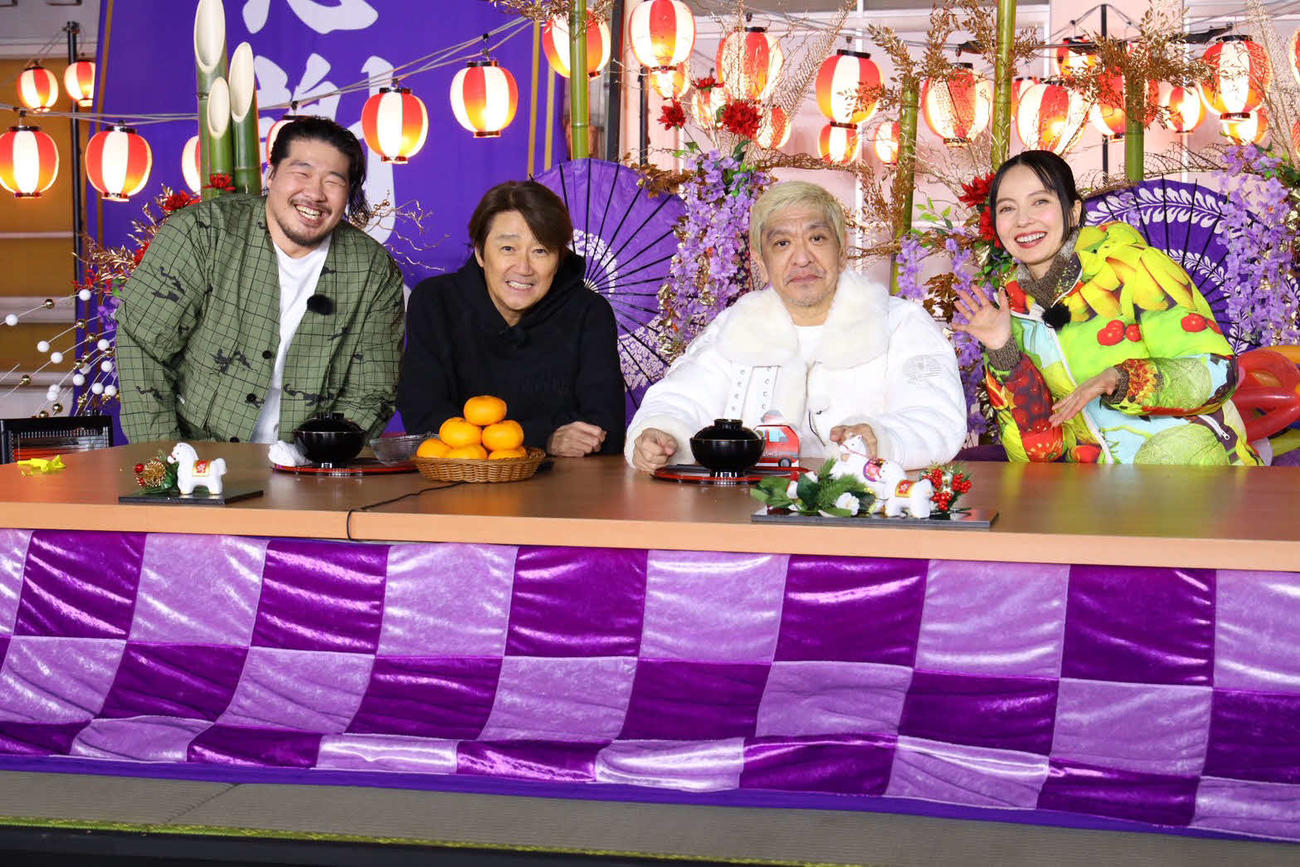 有料配信独自プラットフォーム「DOWNTOWN＋」の生配信に出演した、左から一ノ瀬ワタル、近藤真彦、ダウンタウン松本人志、ベッキー（（C）DOWNTOWN＋）