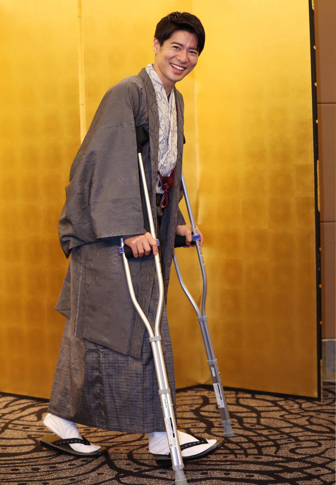 松葉杖を突き結婚会見を降壇するBOYS AND MEN辻本達規（2026年1月7日撮影）