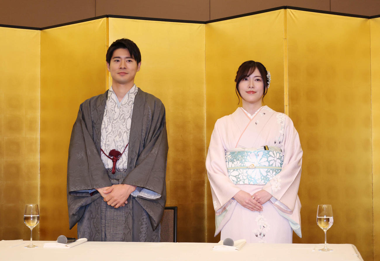結婚記者会見に登壇したBOYS AND MEN辻本達規（左）と松井珠理（2026年1月7日撮影）