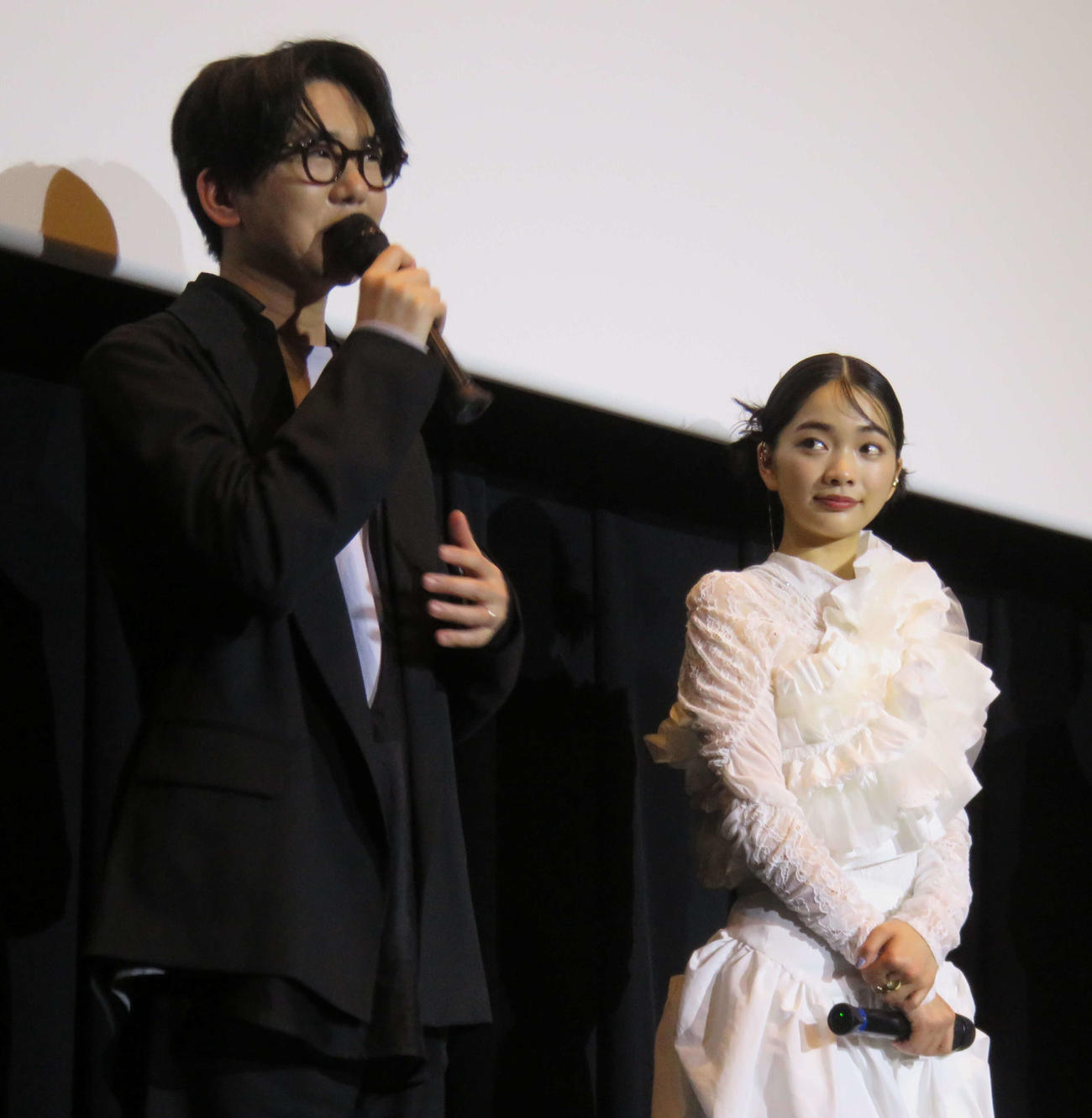 劇場アニメ「ALL YOU NEED IS KILL」の舞台あいさつに臨んだ見上愛（右）と花江夏樹