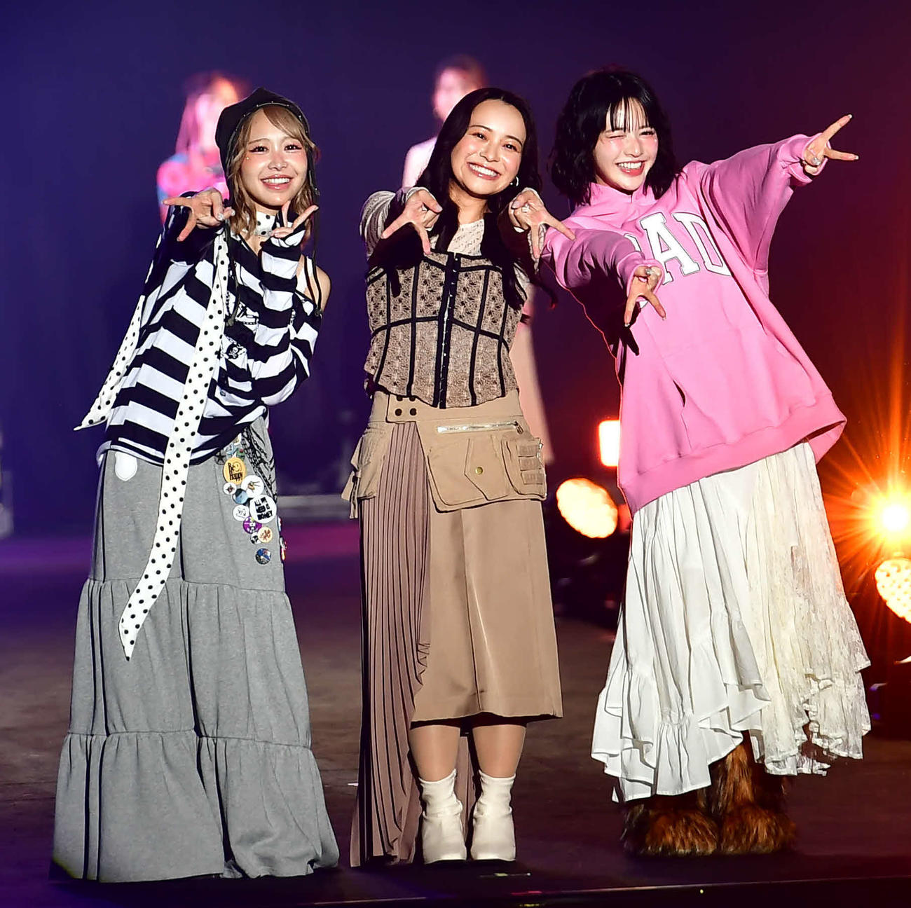 「KAWAII LAB. COLLECTION produced by TGC」でランウェーに登場した静岡放送の杉本真子アナウンサー（中央）、左はFRUITS ZIPPER仲川瑠夏、右は鎮西寿々歌（撮影・松尾幸之介）
