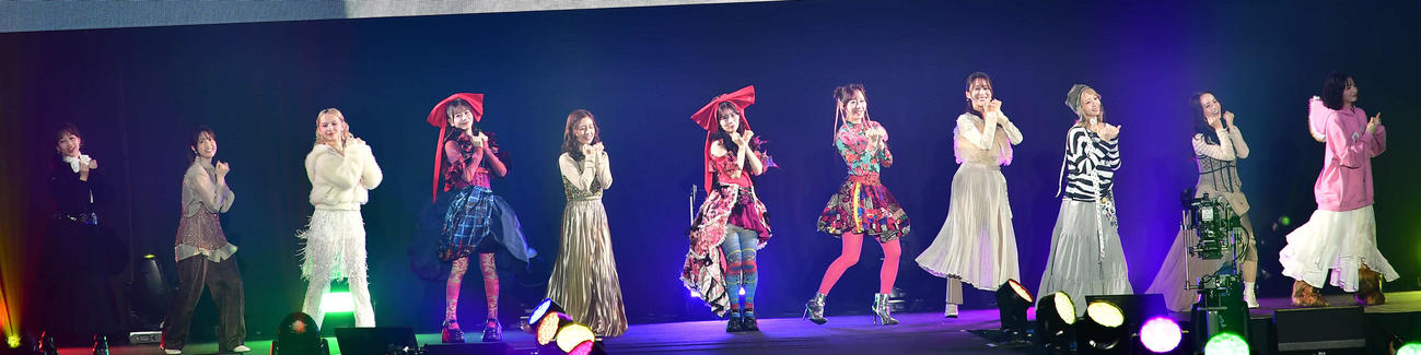 「KAWAII LAB. COLLECTION produced by TGC」で静岡4局のアナウンサーらと共演したFRUITS ZIPPERメンバー（撮影・松尾幸之介）