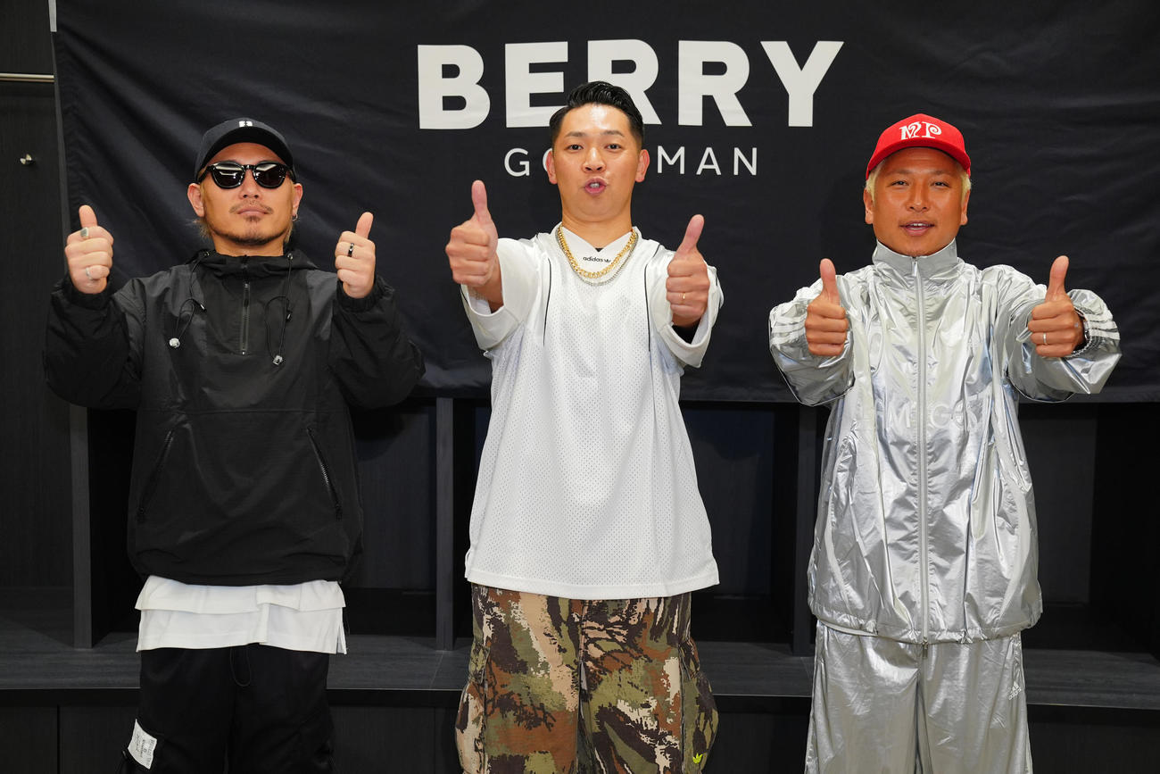 メジャーデビュー10周年記念「ベリーグッドマン　ARENA LIVE 2026〓全員集合！！」前の囲み取材で写真に納まるベリーグッドマン。左からHiDEX、Rover（中央）、MOCA（撮影・垰建太）