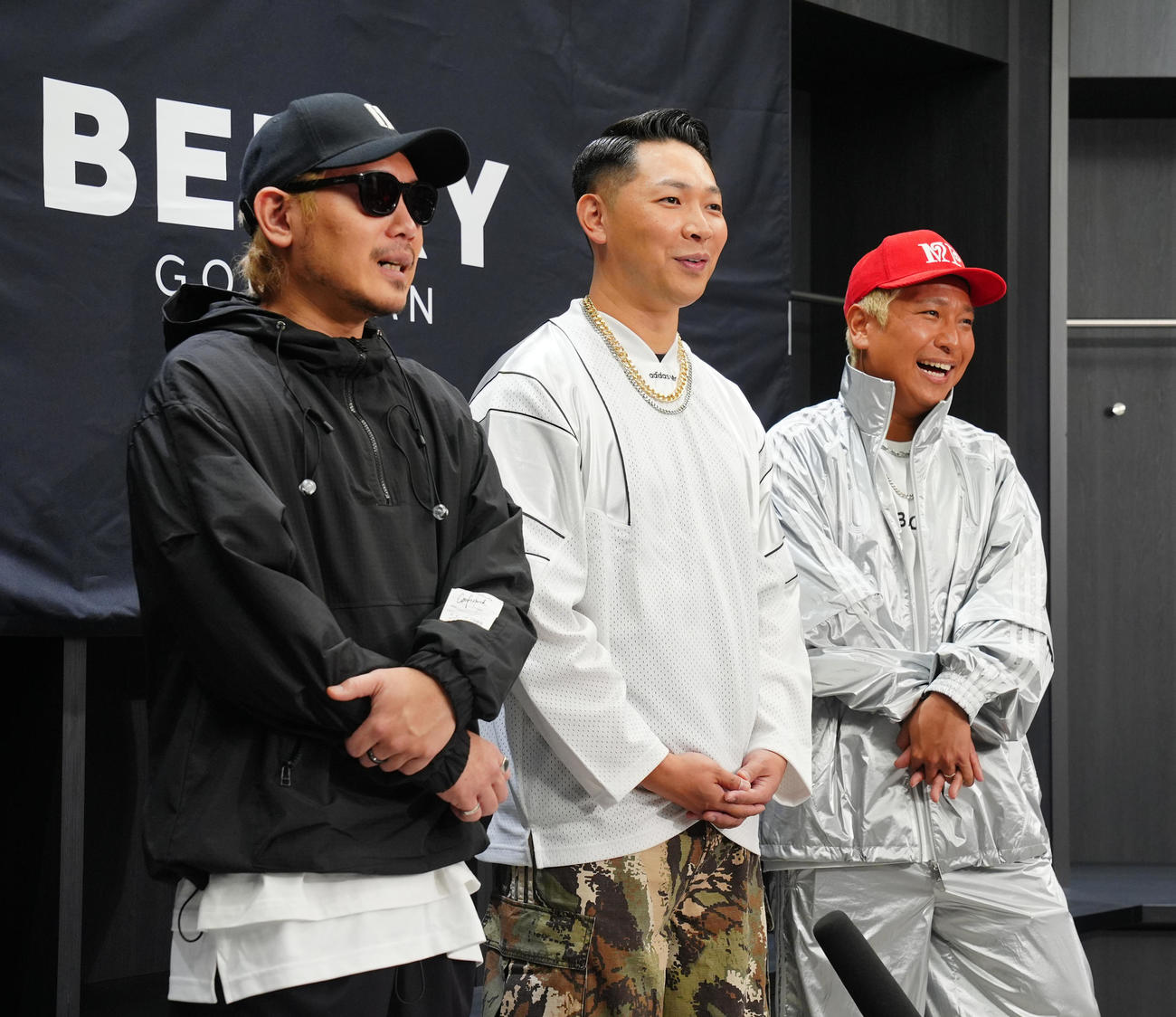 メジャーデビュー10周年記念「ベリーグッドマン　ARENA LIVE 2026〓全員集合！！」前の囲み取材に臨むベリーグッドマン。左からHiDEX、Rover（中央）、MOCA（撮影・垰建太）