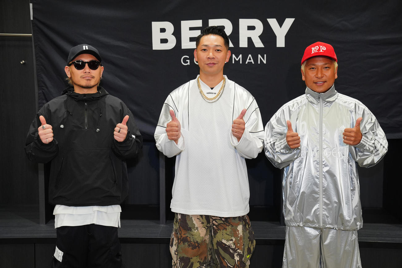 メジャーデビュー10周年記念「ベリーグッドマン　ARENA LIVE 2026〓全員集合！！」前の囲み取材で写真に納まるベリーグッドマン。左からHiDEX、Rover（中央）、MOCA（撮影・垰建太）