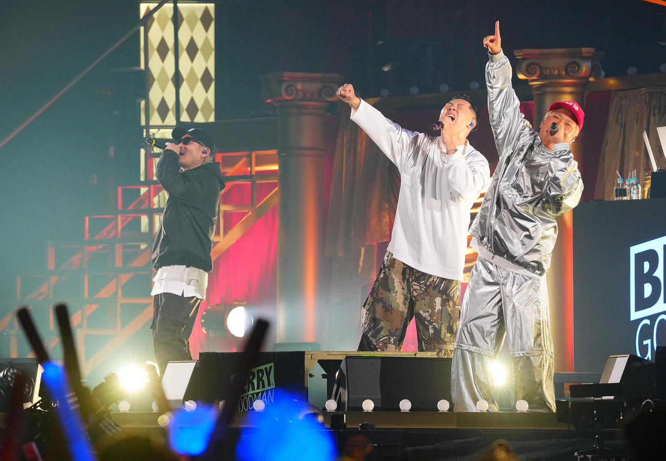 メジャーデビュー10周年記念「ベリーグッドマン　ARENA LIVE 2026～全員集合！！」で熱唱するベリーグッドマン。左からHiDEX、Rover、MOCA（撮影・垰建太）