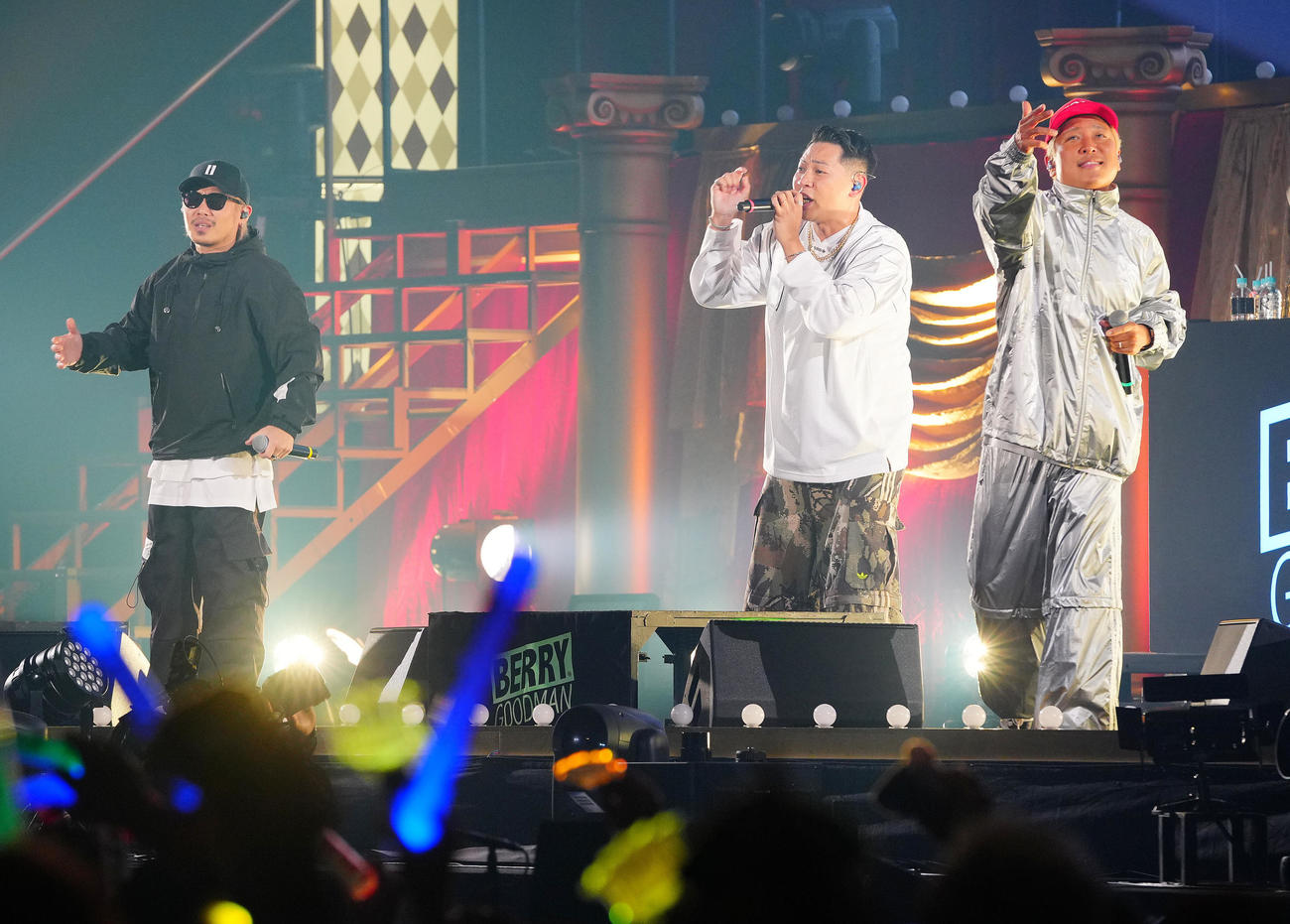 メジャーデビュー10周年記念「ベリーグッドマン　ARENA LIVE 2026～全員集合！！」で熱唱するベリーグッドマン。左からHiDEX、Rover、MOCA（撮影・垰建太）